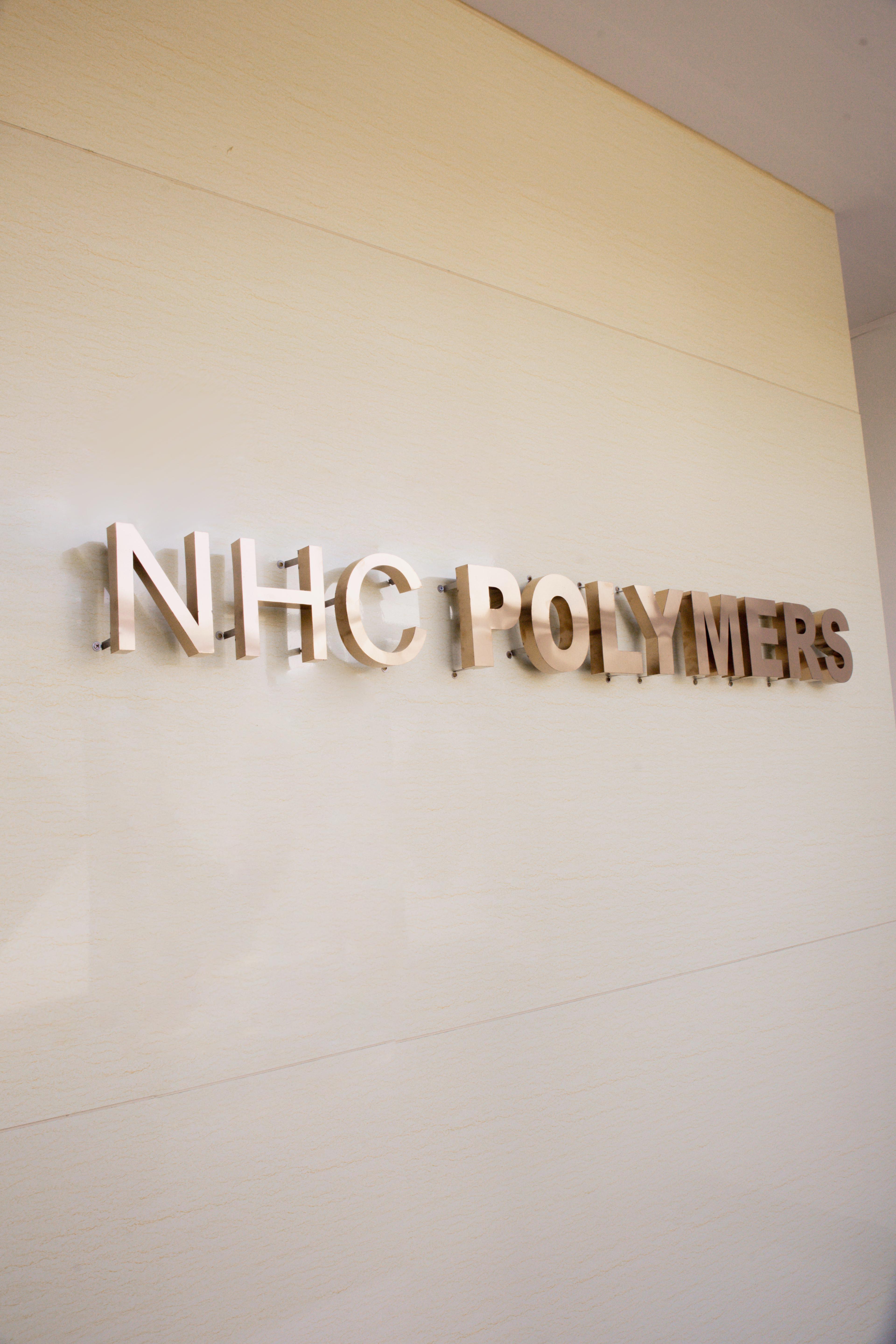 公司2017年成立伊始，我們?nèi)w員工就秉持 “匠心精神、創(chuàng)新思維”，深耕工程塑料中尼龍改性這一細(xì)分領(lǐng)域，并逐漸擴(kuò)展至其它工程塑料，專注于色彩、分散、混煉等技術(shù)的研發(fā)及創(chuàng)新。我們實(shí)時(shí)融合國(guó)內(nèi)外最新顏料科技，對(duì)設(shè)備及工藝進(jìn)行持續(xù)改進(jìn)。從外觀及性能兩方面，賦予塑料材料更驚艷視覺效果和更卓越的物理及化學(xué)性能。